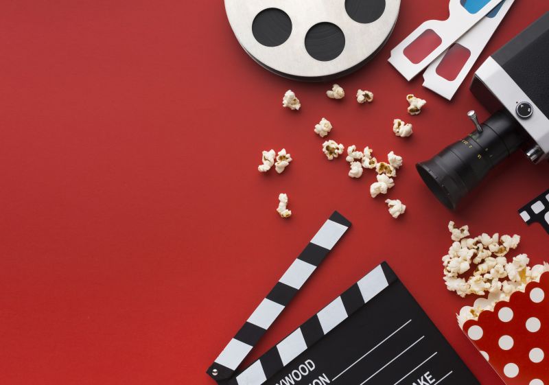 Assortiment D Elements De Cinema Sur Fond Rouge Avec Espace De Copie